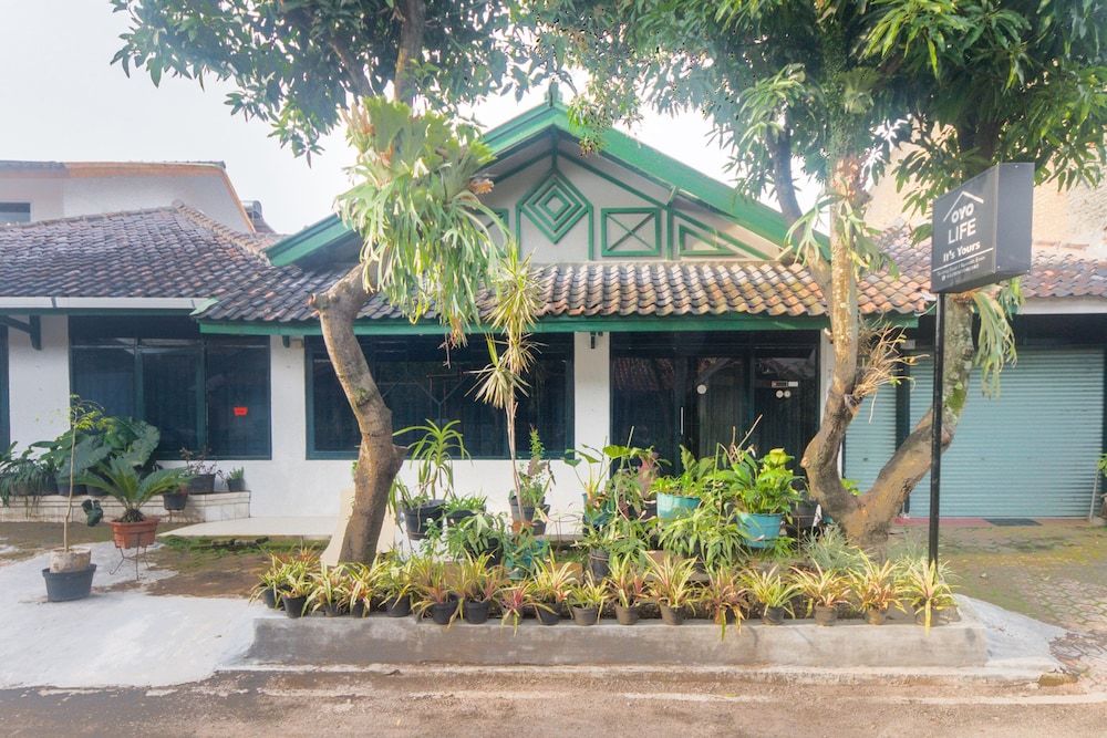 OYO Life 3055 Rumah Enin 1