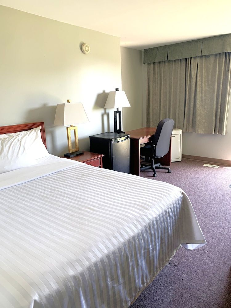 Value Stay Clean Room at Castle Motel 3