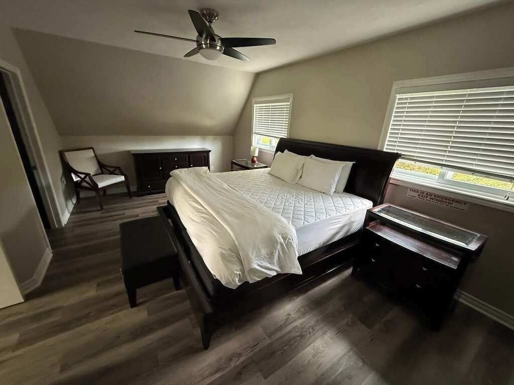 Mountain Views, Steps to BM Village, Hot Tub, BBQ. 2