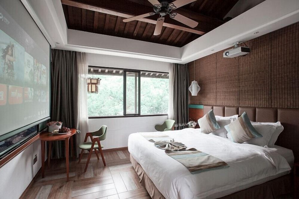 Yurong West Lake Cottage Resort Hotel 2