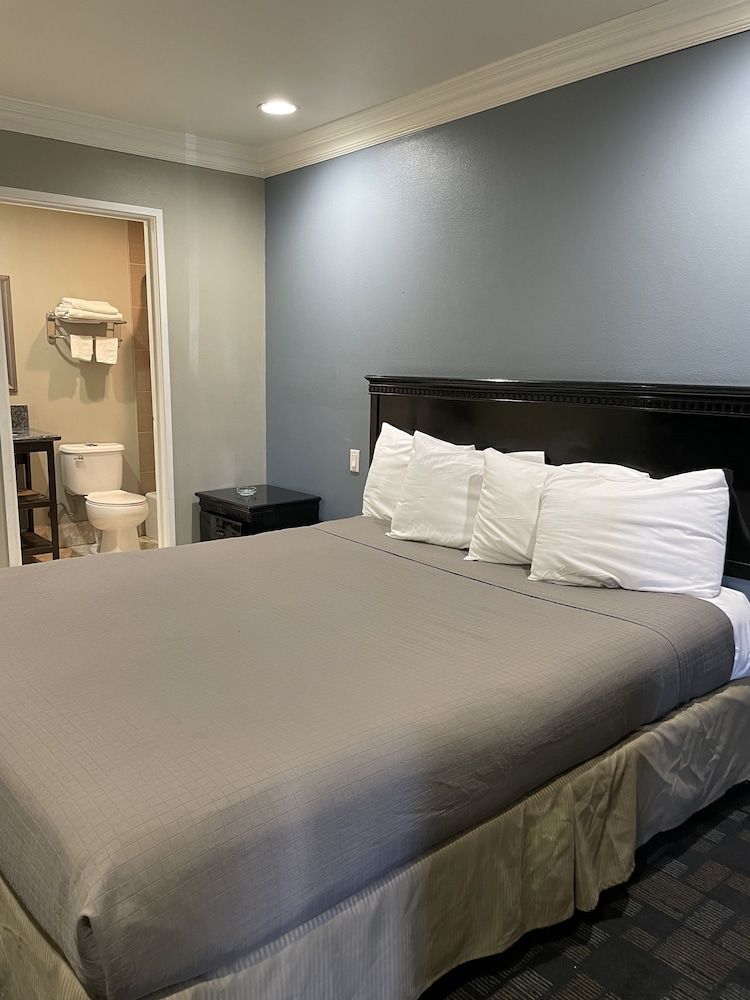 Villa Inn & Suites 2