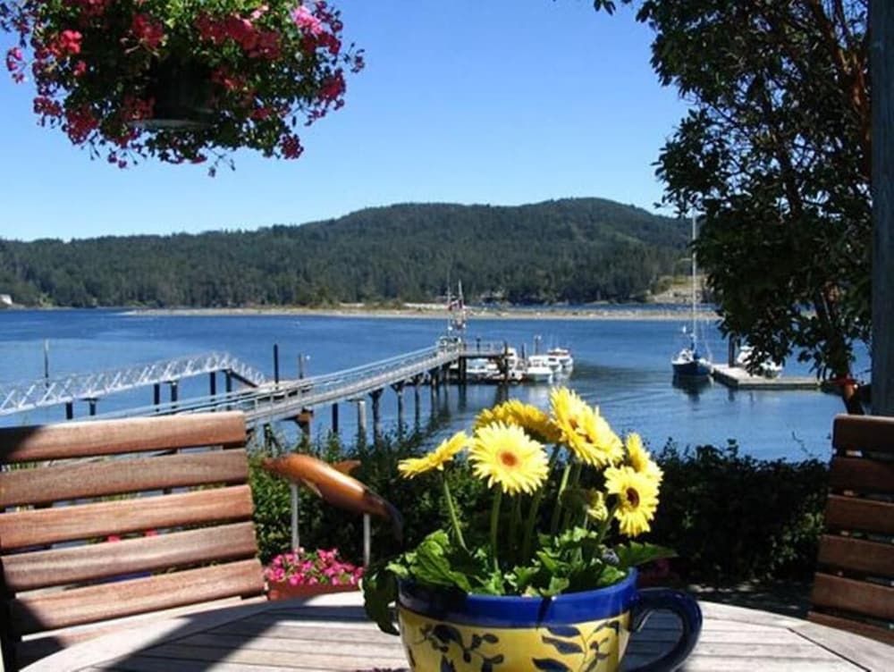 Salty Towers Oceanfront Cottages 4 étoiles à Sooke