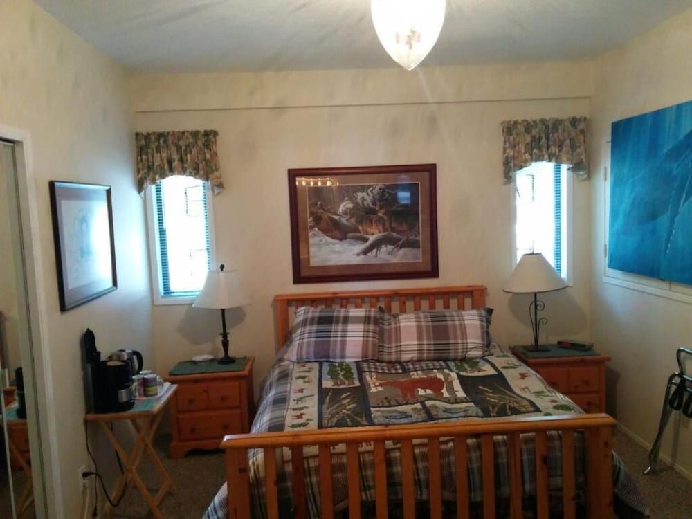 Salty Towers Oceanfront Cottages 3