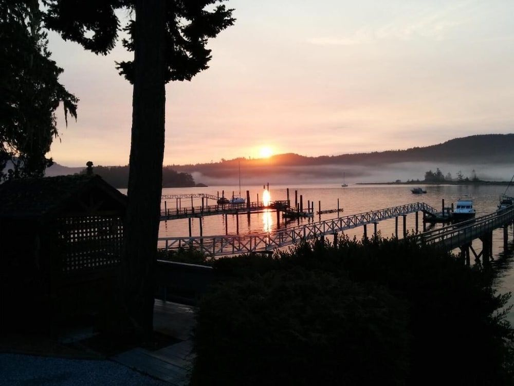 Salty Towers Oceanfront Cottages 2