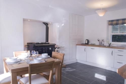 Bronfelin & Troed-y-Rhiw Holiday Cottage 3