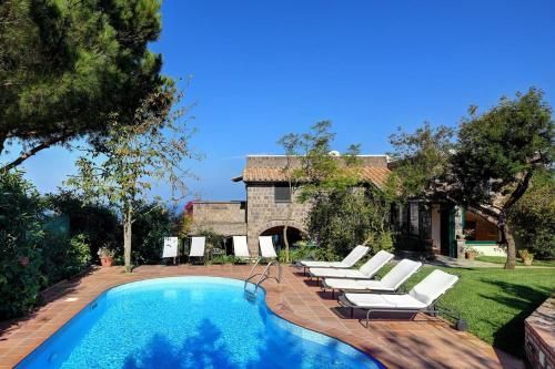 Fondo Turiello Villa Gardens Pool and Guest Services 1
