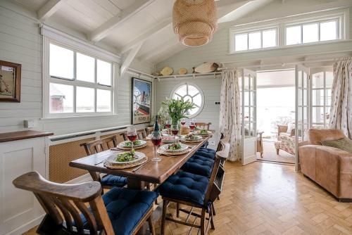 The Boathouse in Felixstowe Ferry - Stunning Waterfront Property 3