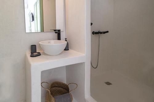 White Orchid Cave House & Studio 3