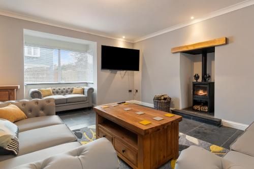 Maynor - Large Luxury House, Log Burner, Central Location 2