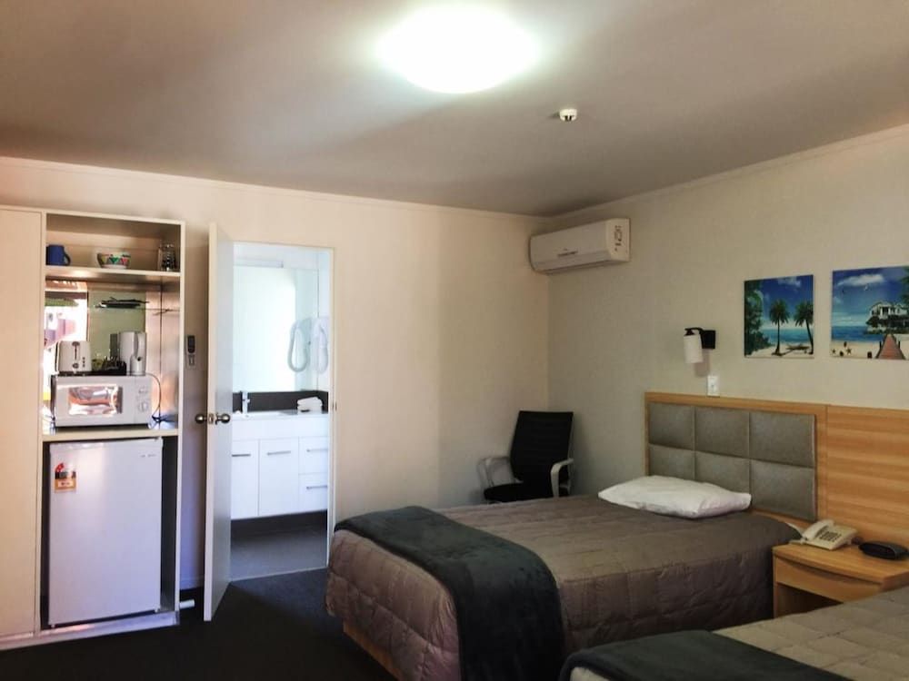 Grosvenor Motor Inn 3