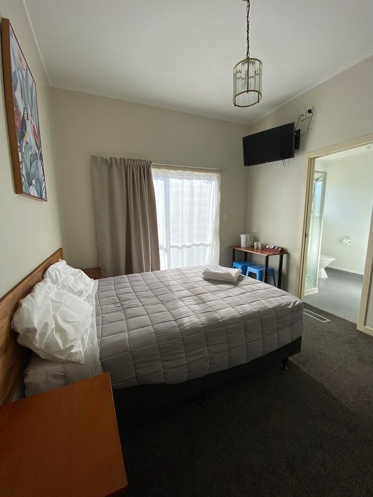 Airport Westney Lodge 3