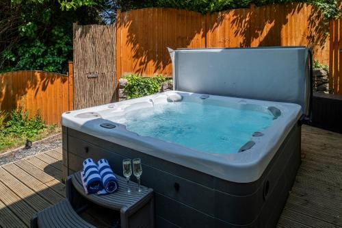 The Coachhouse - Cottage with Private Hot tub 4 estrelas em Colwyn Bay