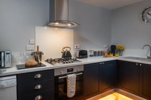 The Coachhouse - Cottage with Private Hot tub 3