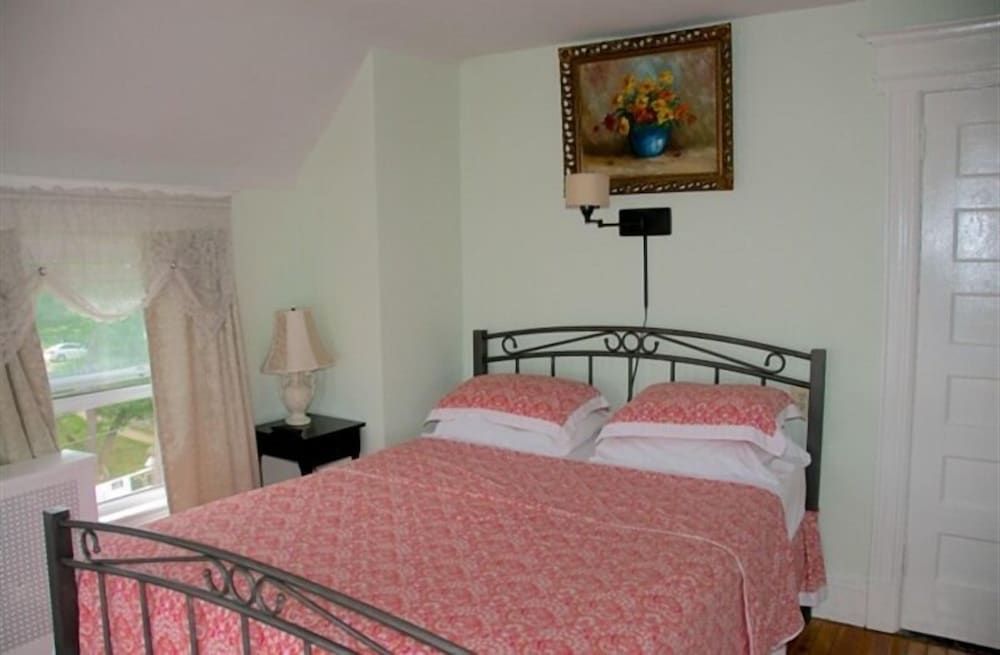 The Harbor House Bed & Breakfast 3
