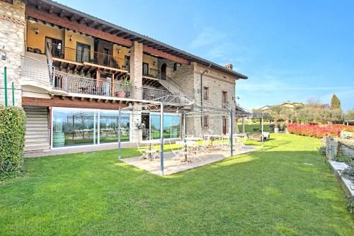 Cascina Crocelle with Lake View and Shared Pool 1
