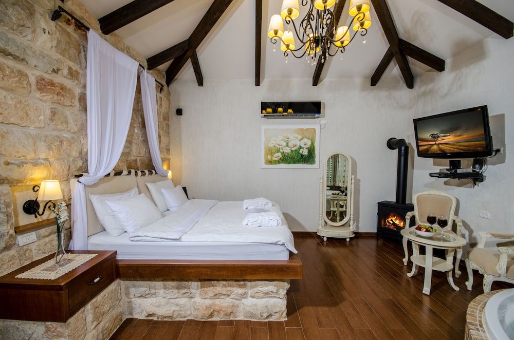 Renaissance Estate 3