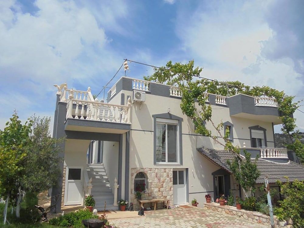 Vila Viktori -1 estrellas en Ksamil