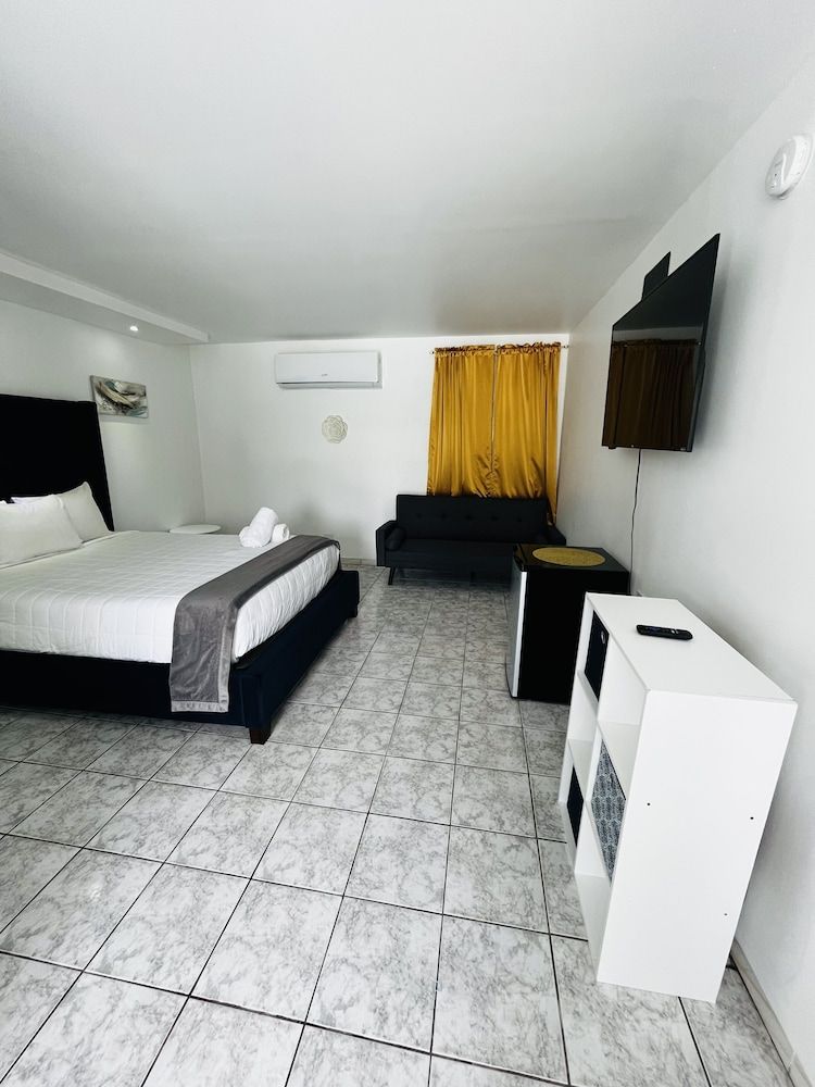 Douglas Highway Hotel 3