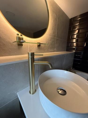 Lyons Woodlands Hall 3