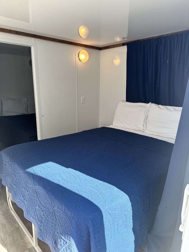 Aqua Lodges at Hurricane Hole Marina 3