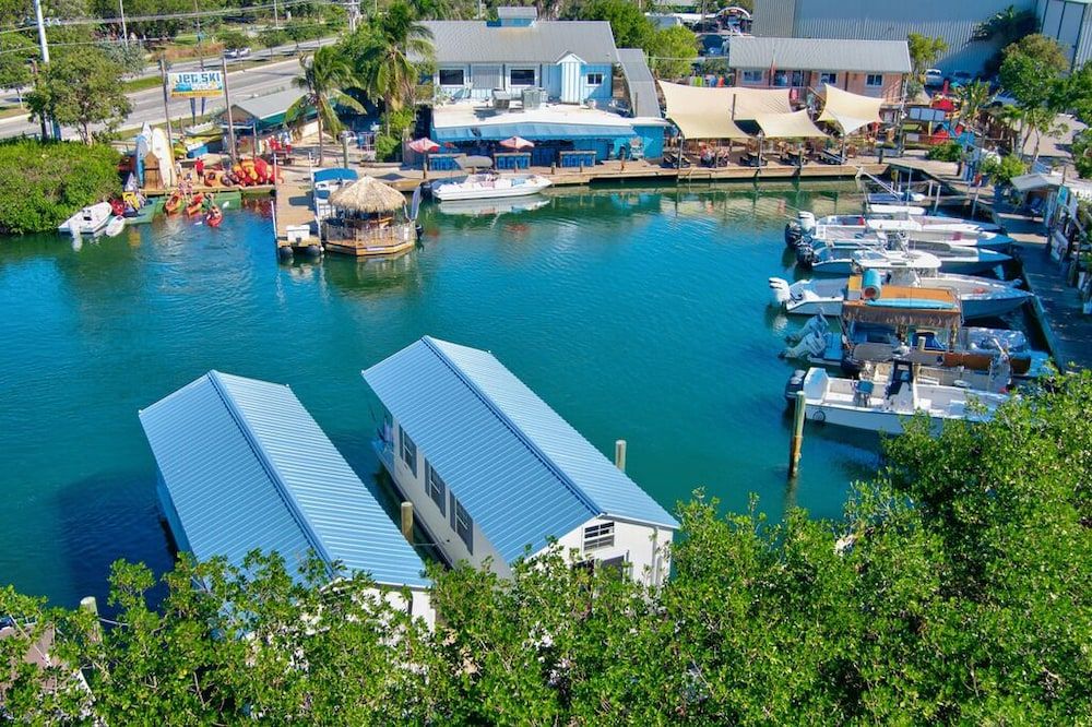Aqua Lodges at Hurricane Hole Marina 2