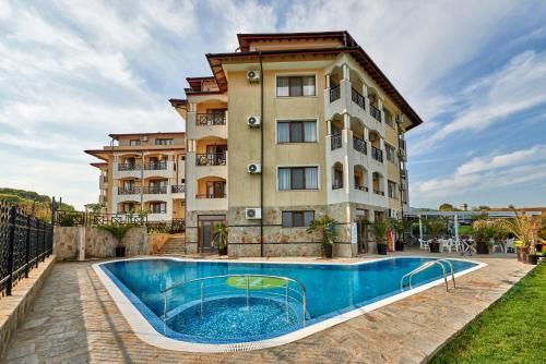 Toma's Residence - Front Beach