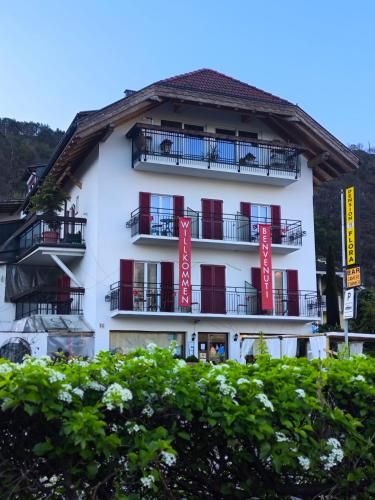 Gasthaus Pension Flora an der Weinstrasse 1