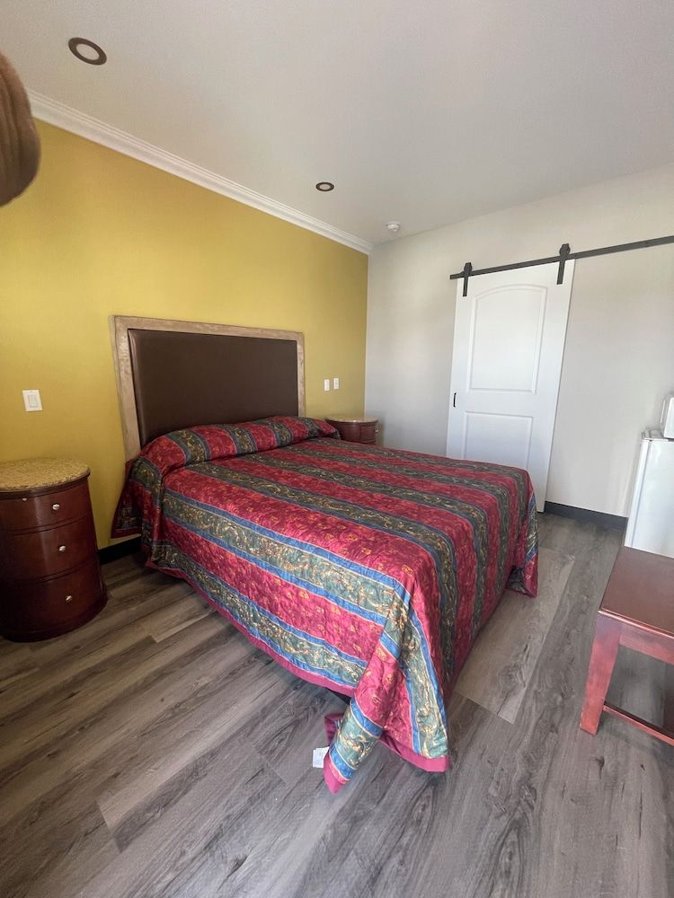 Stadium Inn & Spas 3