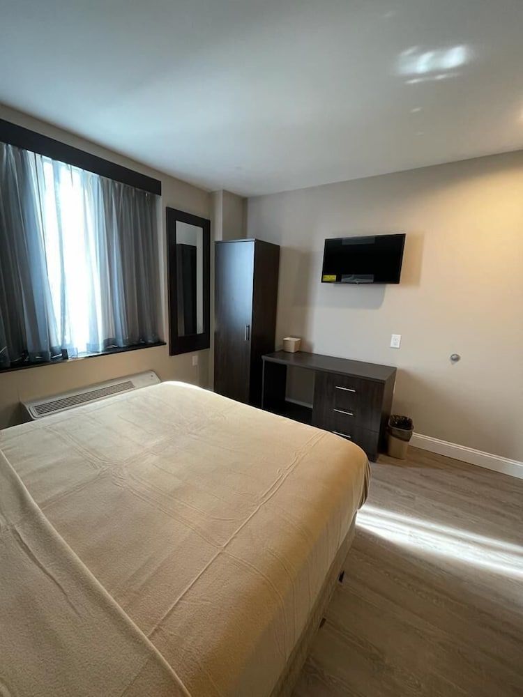 Royal Hotel Bronx 3