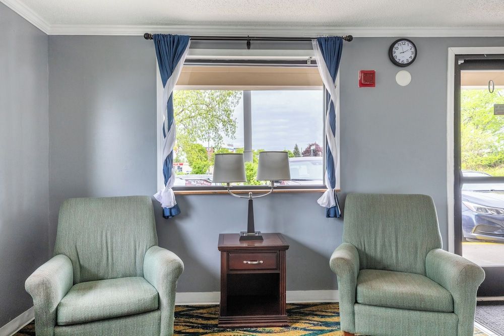 Super Inn by OYO Lansing MI 3