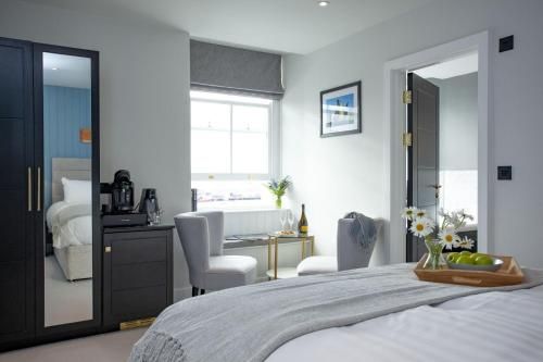 Leader, Maritime Suites, Brixham 3