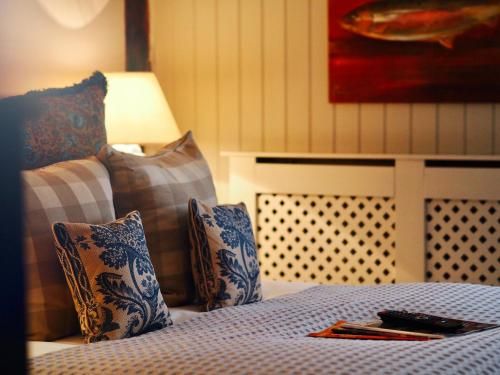 The Greyhound on the Test Hotel 3