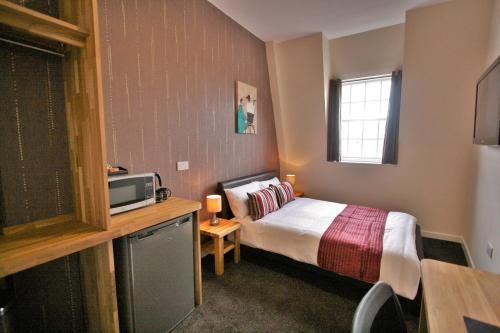 Central Hotel Gloucester by RoomsBooked 3
