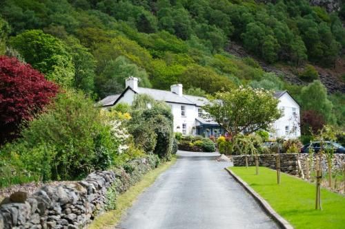 Tŷ Afon - River House 2