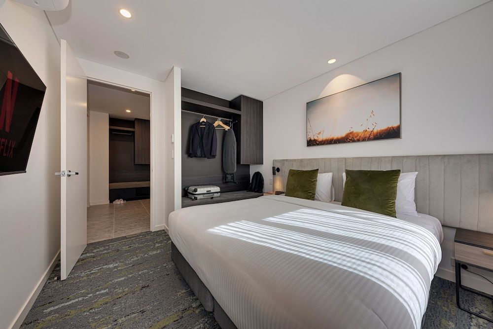 Littomore Suites Kingswood 3