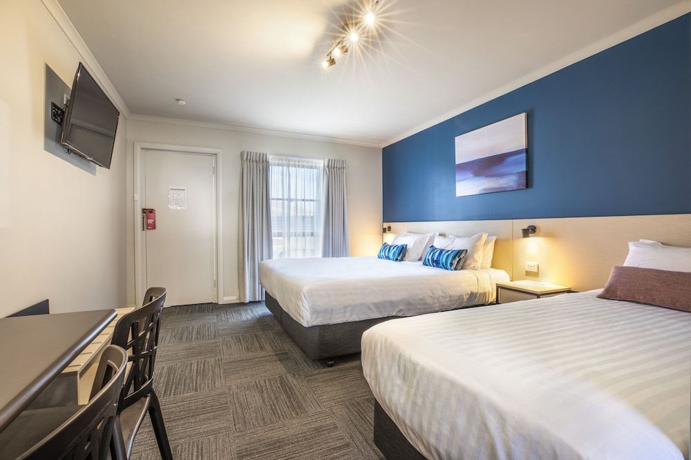 Nightcap at Riverside Hotel 2