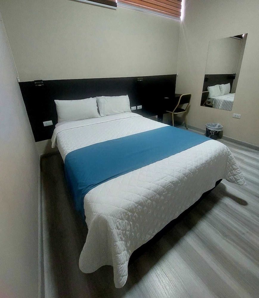 HOTEL VERSAILLES 3