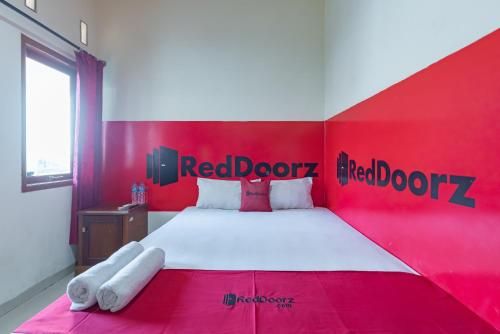 RedDoorz near Pasar Pagi 2 by Cassana 2