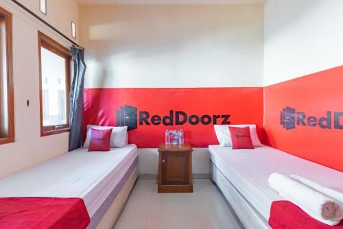 RedDoorz near Pasar Pagi 2 by Cassana 3