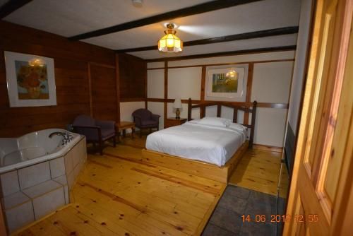 Auberge Alpine Inn 3