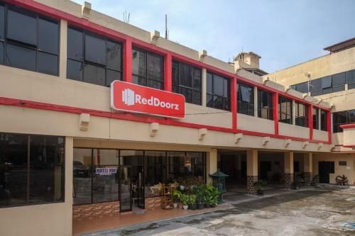 RedDoorz at H&W Hotel Solo 2 estrelas em Solo