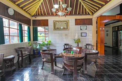 OYO 1984 Hotel Istana Family Syariah 1