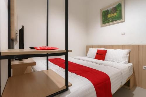 RedDoorz near Seasons City Mall 3 1