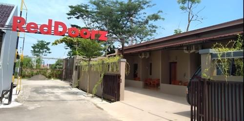 RedDoorz Syariah near Exit Tol Pemalang Comal 2 1