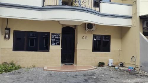 OYO 90870 C16 Siwalankerto Syariah 2 estrelas em Surabaia