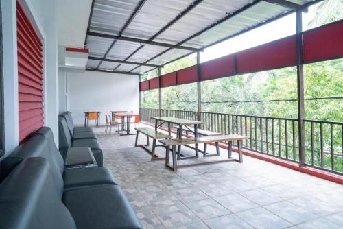 RedDoorz Plus near ITC Cempaka Mas 2 3