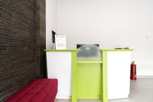 Urbanview Hotel Bizhome Artha Gading Boulevard by RedDoorz 2