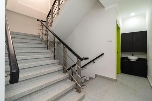 Urbanview Hotel Bizhome Artha Gading Boulevard by RedDoorz 3