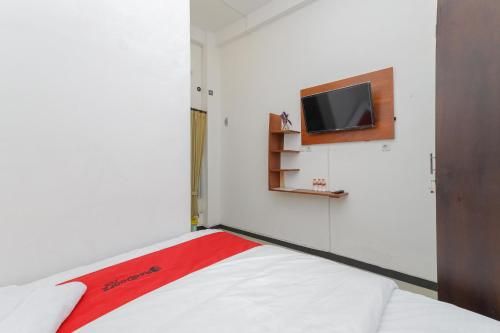 RedDoorz Syariah near Universitas Jember 2