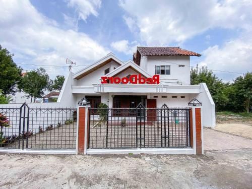 RedDoorz near Eco Green Park Batu 2 estrellas en Batu